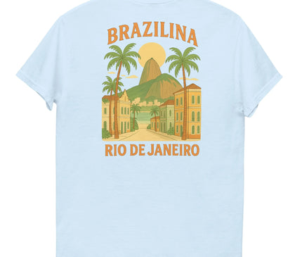 T-shirt à manches courtes inspiré de Rio de Janeiro, illustré avec des palmiers, des bâtiments typiques et une vue sur les montagnes emblématiques, évoquant le style ensoleillé et vibrant du Brésil. Design tropical idéal pour un look décontracté et tendance.