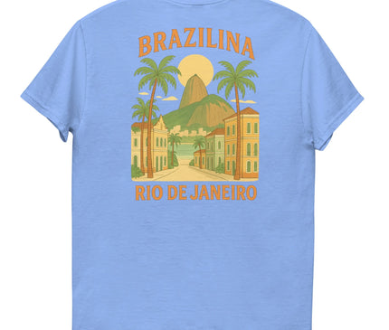 T-shirt bleu avec un design inspiré de Rio de Janeiro, représentant des palmiers, des bâtiments coloniaux et un paysage tropical avec le Pain de Sucre en arrière-plan. Illustration colorée reflétant l'ambiance festive et ensoleillée du Brésil, parfaite pour un style décontracté et exotique.