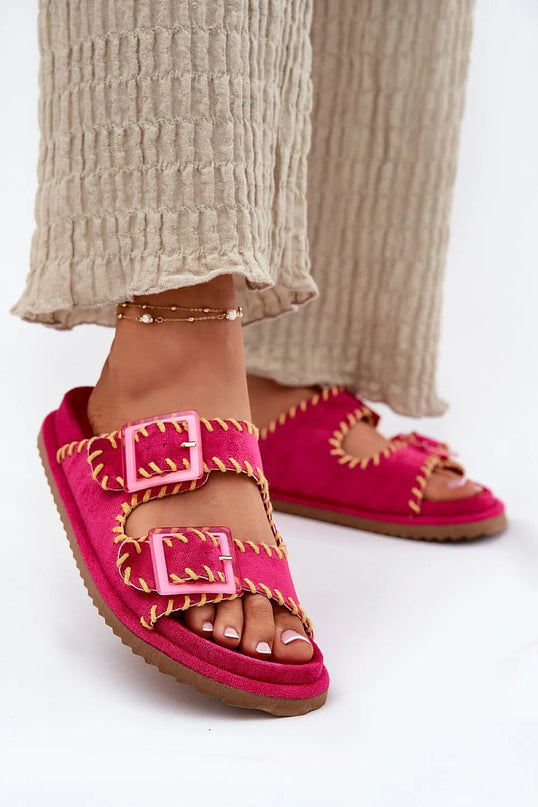 Sandales colorées style brésilien avec détails de couture apparente en jaune, brides roses à boucles, inspirées de l'artisanat local et de la culture vibrante du Brésil, adaptées pour un look moderne et confortable, parfaites pour les journées ensoleillées.