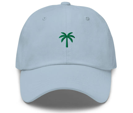 Casquette bleu clair avec un palmier brodé en vert, inspirée de l'esprit tropical du Brésil, évoquant les plages paradisiaques et la culture chaleureuse brésilienne, parfaite pour un look décontracté et exotique.
