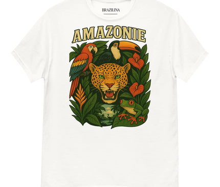 T-shirt blanc avec un design inspiré de l'Amazonie brésilienne, représentant un jaguar au centre entouré d'éléments de la faune et de la flore tropicale, tels que des toucans, des perroquets, des grenouilles et des feuilles exotiques, ainsi que le mot 'Amazonie' inscrit en haut. Ce vêtement célèbre la biodiversité et la culture vibrante du Brésil.