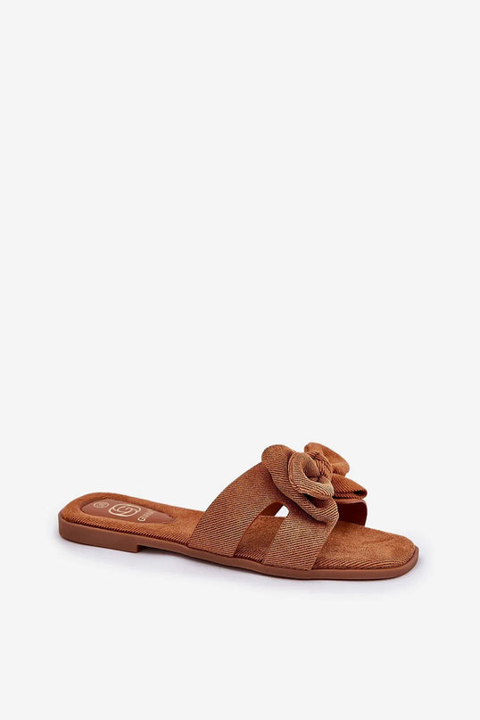Sandales pour femmes en tissu marron, avec un talon plat de 1 cm. Elles présentent une décoration à l'avant avec un joli nœud et des découpes élégantes. Parfaites pour compléter des tenues estivales comme des robes, des jupes ou des shorts, alliant confort et style.