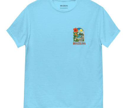 T-shirt bleu clair avec un design inspiré du Brésil, mettant en avant des éléments tels qu'une fleur exotique rouge, un paysage tropical avec une montagne, un escalier iconique et un coucher de soleil. Le mot 'Brazilina' est inscrit en lettres orange, célébrant la culture et la nature brésilienne avec un style vibrant et authentique.