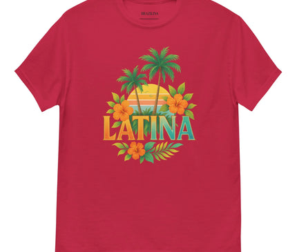 T-shirt rouge avec un design inspiré du Brésil, affichant des palmiers, un coucher de soleil tropical, des fleurs exotiques orange, des feuilles vertes et le texte 'LATINA' en dégradé coloré. Style vibrant célébrant l'ambiance ensoleillée des plages tropicales et la joie de vivre brésilienne.