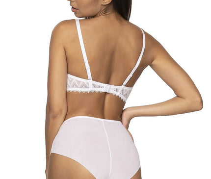 Sous-vêtement élégant inspiré de la culture brésilienne, avec un soutien-gorge orné de délicats motifs en dentelle et une culotte taille haute mettant en valeur l'esprit libre et la sensualité brésilienne, dans un design léger et dynamique rappelant l'esthétique vibrante du Brésil.