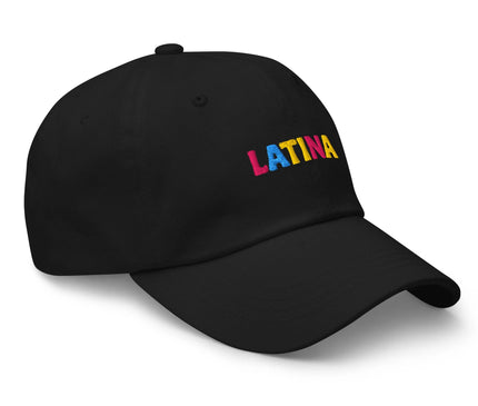 Casquette noire avec l'inscription 'LATINA' brodée en lettres colorées rose, jaune et bleu, célébrant les racines latino-américaines et la culture brésilienne vibrante. Accessoire simple et évocateur inspiré des traditions festives et artistiques du Brésil.