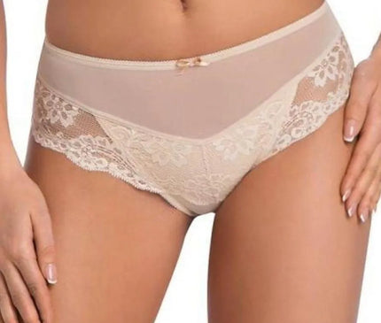 Sous-vêtement style brésilien élégant, culotte en dentelle beige avec motifs floraux et transparence subtile, incarnant la féminité et la sensualité de la mode brésilienne.