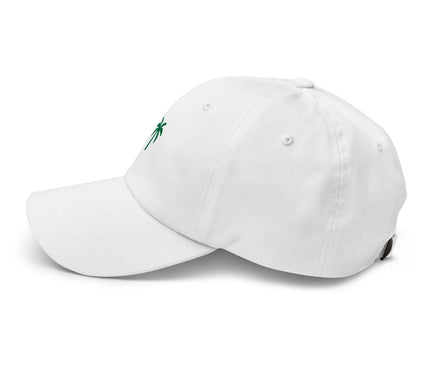 Casquette blanche inspirée de l'âme vibrante du Brésil, avec un palmier vert brodé évoquant les paysages tropicaux et la chaleur de la culture brésilienne. Accessoire décontracté et raffiné, parfait pour un look tropical célébrant la liberté et la joie de vivre.