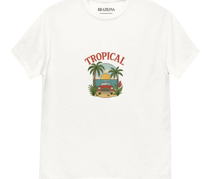 T-shirt blanc avec un design tropical inspiré du Brésil, représentant des palmiers, un coucher de soleil, une plage et un véhicule vintage, reflétant la nature luxuriante et l'esprit d'aventure brésilien. Parfait pour évoquer les paysages tropicaux et la joie de vivre brésilienne.