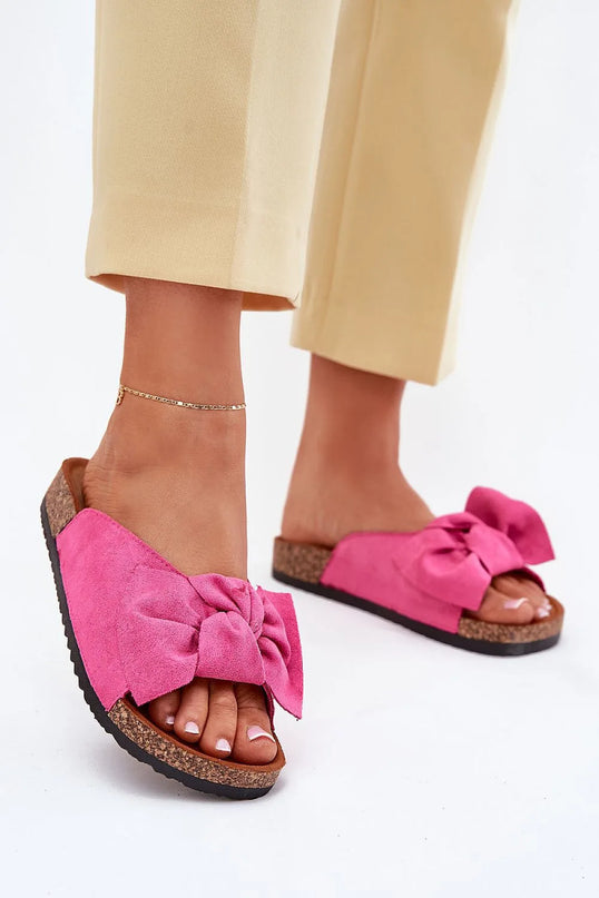 Sandales roses avec design brésilien décontracté et sophistiqué, ornées d'un nœud élégant, semelle en liège pour un confort optimal, idéales pour un style inspiré des plages de Copacabana et de la nature tropicale.