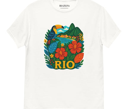 T-shirt blanc avec un imprimé coloré inspiré du Brésil représentant un toucan, une flore tropicale luxuriante et des montagnes évoquant les paysages de Rio de Janeiro. Le design vibrant inclut des fleurs rouges, des feuillages verts et le mot 'Rio', reflétant l'énergie joyeuse et la culture brésilienne.