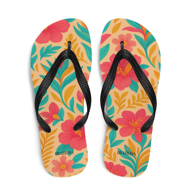Tongs colorées au design tropical, ornées de motifs floraux inspirés de la nature luxuriante du Brésil, avec des fleurs rouges et des feuilles vertes sur un fond beige, évoquant les paysages exotiques et l'esprit festif des plages brésiliennes comme Copacabana.