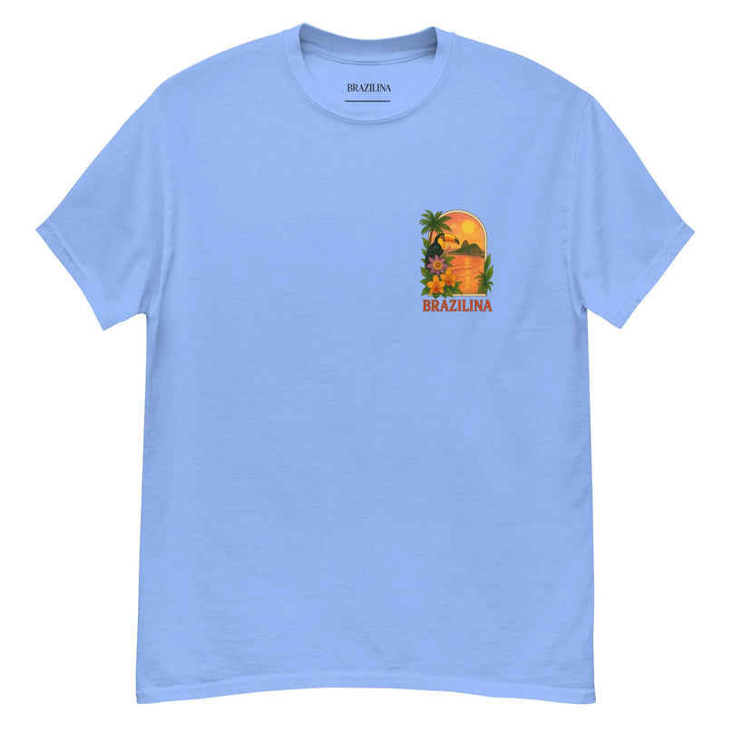 T-shirt bleu clair au design brésilien, décoré d'un motif tropical illustrant un coucher de soleil exotique, des palmiers, des fleurs tropicales et le logo Brazilina. Ce vêtement incarne l'énergie festive, la nature luxuriante et l'esprit accueillant du Brésil.