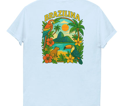 T-shirt inspiré du Brésil avec un design tropical comportant des palmiers, des fleurs exotiques, un coucher de soleil et des animaux emblématiques comme un toucan et un capybara. Illustration vibrante évoquant la nature luxuriante, la biodiversité et l'esprit festif brésilien, parfait pour un style décontracté et coloré.