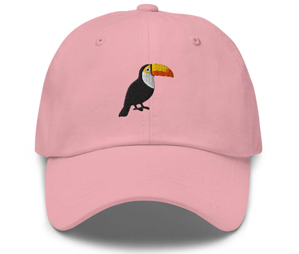 Casquette rose brodée avec un motif de toucan, symbole emblématique du Brésil et de sa biodiversité tropicale, alliant design élégant et style décontracté. Accessoire mode inspiré de l'esprit exotique et vibrant du Brésil.