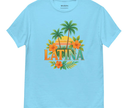 T-shirt bleu vibrant inspiré du Brésil avec un design tropical comprenant des palmiers, un coucher de soleil et des fleurs colorées exotiques orange et jaunes. Le mot 'Latina' est inscrit en lettres modernes et élégantes au centre, évoquant la chaleur et la joie de vivre des plages brésiliennes.