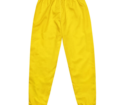 Pantalon jaune décontracté au style inspiré de la culture brésilienne, conçu avec une allure simple et confortable. Ce vêtement incarne l'esprit vibrant et festif du Brésil, avec une coupe fluide et des détails modernes qui allient tradition et élégance pour un look dynamique et relaxé.