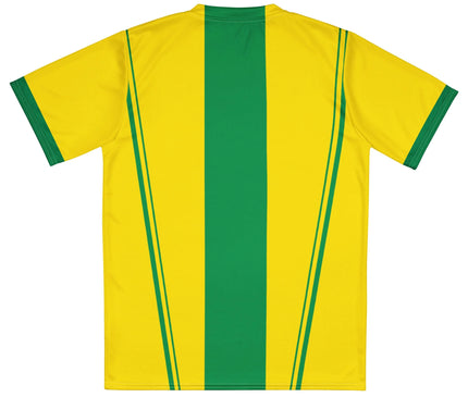Maillot jaune et vert inspiré de l'énergie vibrant du Brésil, avec des lignes et bandes verticales symbolisant l'esprit festif, rappelant le football sur les plages de Rio et les couleurs du Carnaval.