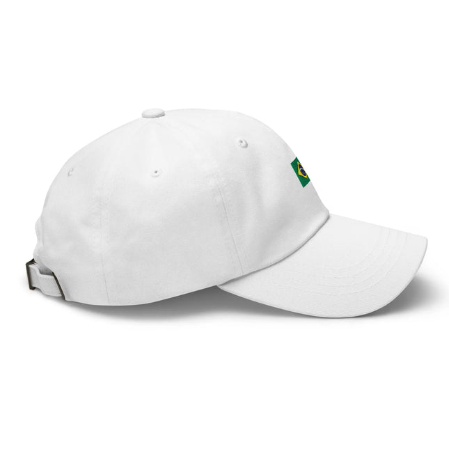Casquette blanche avec un drapeau brésilien brodé sur le côté, symbole de la culture ensoleillée du Brésil. Accessoire mode idéal pour ajouter une touche exotique à votre tenue tout en célébrant la chaleur et l'énergie brésiliennes.