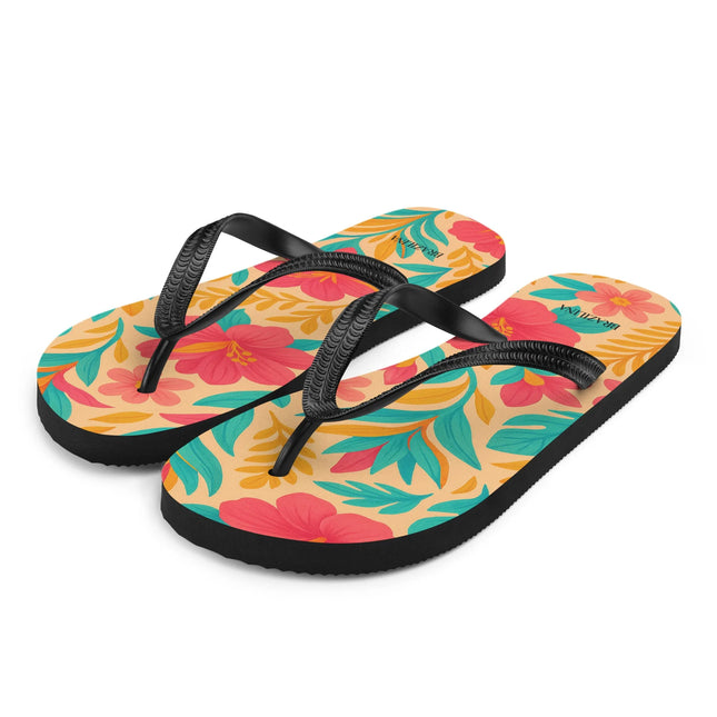 Tongs colorées aux motifs de fleurs tropicales et feuillages exotiques inspirés des paysages brésiliens, avec des lanières noires. Chaussures d'été évoquant les plages mythiques du Brésil comme Copacabana et l'ambiance estivale vibrante.