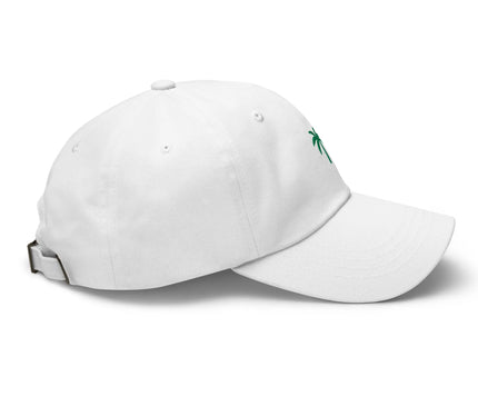 Casquette blanche avec un palmier tropical brodé en vert, inspirée de l'énergie vibrante et des paysages tropicaux emblématiques du Brésil, idéale pour un look décontracté et festif.
