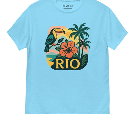 T-shirt bleu inspiré du Brésil avec un design tropical illustrant un toucan, une fleur d’hibiscus, des palmiers et le mot 'Rio'. Ce motif vibrant évoque la biodiversité de la forêt amazonienne et l’énergie ensoleillée des plages de Rio, parfait pour un style audacieux et exotique.