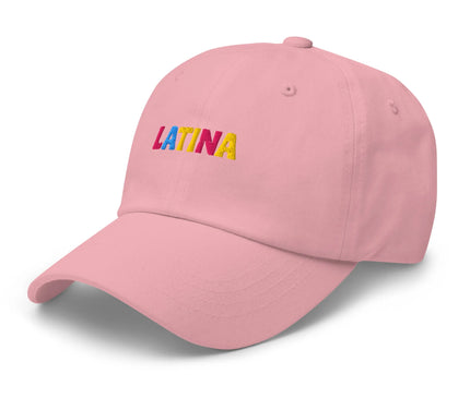 Casquette rose avec le mot 'LATINA' brodé en lettres multicolores (rose, bleu, jaune et rouge), symbolisant la culture vibrante et festive du Brésil, célébrant les racines latino-américaines et l'expression artistique.