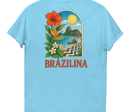 T-shirt bleu avec un design vibrant inspiré du Brésil, illustrant une scène tropicale avec des fleurs exotiques comme un hibiscus rouge, un paysage côtier de montagnes, une plage et une promenade en motif noir et blanc rappelant Copacabana, accompagné du texte Brazilina en rouge. Une célébration de la culture et de la nature brésiliennes.