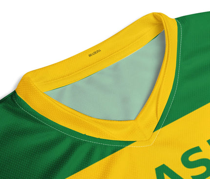 Gros plan sur le col en V d’un maillot de sport brésilien aux couleurs vert et jaune, avec l'inscription 'Brasil'. Ce maillot reflète l'héritage culturel et footballistique du Brésil, mêlant dynamisme, élégance sportive et passion pour le sport.