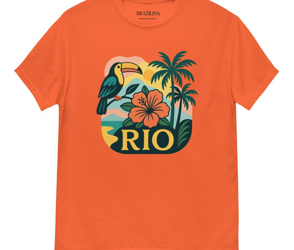 T-shirt orange tropical illustré avec un toucan, une fleur d'hibiscus, des palmiers et le mot 'Rio', inspiré par l'énergie vibrante et la biodiversité emblématique du Brésil.
