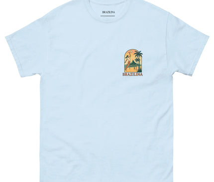 T-shirt unisexe bleu clair avec un design inspiré du Brésil, représentant un paysage tropical avec des palmiers, une figure dynamique et le texte 'Brazilina', évoquant l'énergie et les plages ensoleillées de la culture brésilienne.