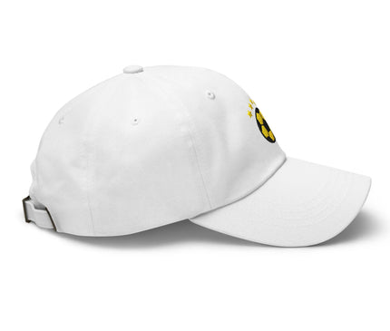 Casquette blanche inspirée de la culture footballistique brésilienne, ornée d'un design représentant un ballon de football jaune et noir entouré d'étoiles, symbolisant le palmarès légendaire du Brésil. Accessoire élégant célébrant l'esprit festif et la passion pour le sport brésilien.