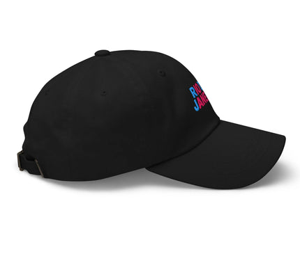 Casquette noire au design contemporain inspirée de Rio de Janeiro, avec une broderie colorée 'Rio de Janeiro', représentant l'énergie festive et la culture vibrante du Brésil. Accessoire parfait pour un style urbain et tropical.