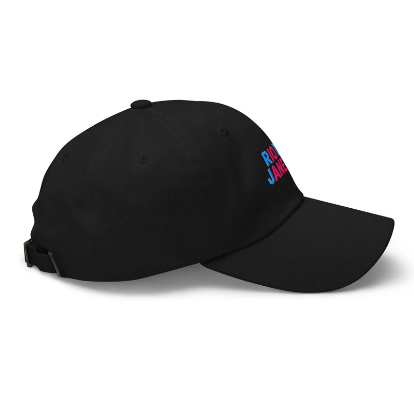 Casquette noire au design contemporain inspirée de Rio de Janeiro, avec une broderie colorée 'Rio de Janeiro', représentant l'énergie festive et la culture vibrante du Brésil. Accessoire parfait pour un style urbain et tropical.