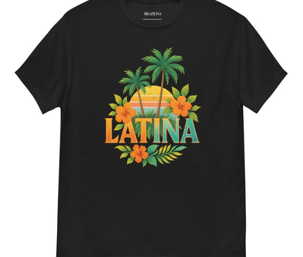 T-shirt noir avec un design vibrant inspiré de l'esprit du Brésil, comprenant des palmiers, un coucher de soleil tropical, des fleurs exotiques orange et le texte ‘Latina’ en lettres colorées, reflétant la richesse et la chaleur des paysages brésiliens.
