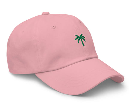Casquette rose élégante avec un palmier brodé vert, évoquant les tropiques et l'énergie vibrante du Brésil. Idéale pour un style décontracté et tropical, parfaite pour compléter un look festif et chaleureux inspiré de la culture brésilienne.