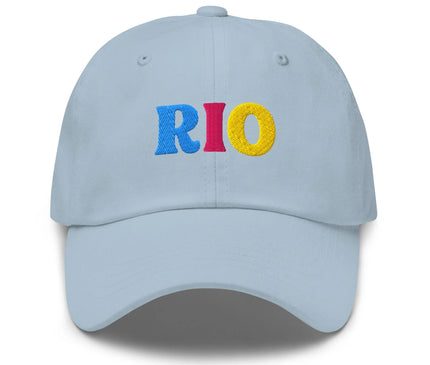 Casquette bleu pastel avec broderie 'RIO' multicolore (bleu, rouge, jaune), inspirée de l'énergie festive et des couleurs éclatantes des carnavals brésiliens. Accessoire mode rappelant la joie de vivre et la culture unique de villes iconiques comme Rio de Janeiro.