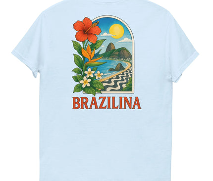 T-shirt blanc avec un imprimé coloré représentant des motifs inspirés du Brésil, incluant des fleurs exotiques telles qu'une hibiscus rouge et des frangipaniers, un coucher de soleil, des montagnes, une plage tropicale, et une promenade en mosaïque en noir et blanc. Le texte 'Brazilina' est inscrit en rouge en dessous du visuel, exprimant la culture festive et vibrante du Brésil.
