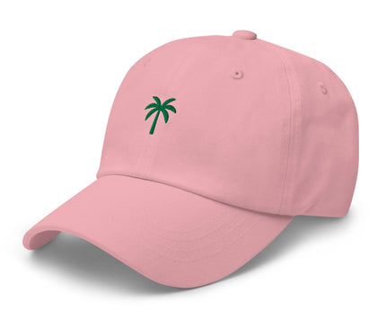 Casquette rose avec un palmier brodé vert, inspirée de l'ambiance tropicale et festive du Brésil, évoquant les plages paradisiaques et la chaleur de la culture brésilienne. Accessoire tendance mêlant simplicité et exotisme, parfait pour compléter un style décontracté et raffiné.