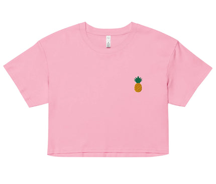 Crop top rose au design minimaliste avec un petit emblème brodé d'ananas sur le côté gauche de la poitrine, incarnant l'esprit tropical et festif du Brésil. Parfait pour un look décontracté et estival, il reflète l'énergie vibrante et la convivialité de la culture brésilienne.