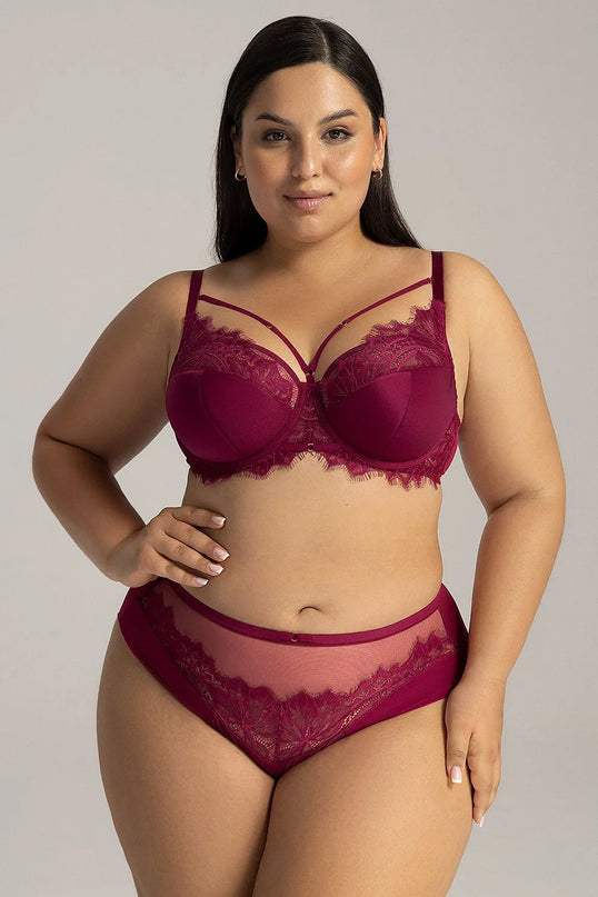 Sous-vêtement élégant pour femme inspiré de la culture brésilienne, comprenant un soutien-gorge et une culotte en dentelle bordeaux avec des détails raffinés. Modèle conçu pour sublimer les silhouettes, évoquant l'élégance, la sensualité et le savoir-faire artisanal brésilien.