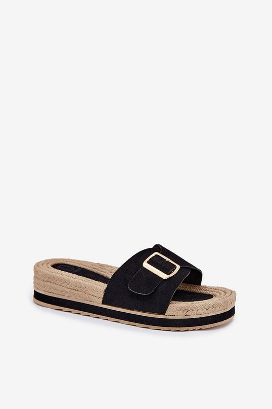 Mules pour femmes en suédine écologique noire avec sangle réglable et boucle dorée, montées sur une plateforme de 4 cm avec imitation tressage beige, offrant confort et style pour un look décontracté d'été.