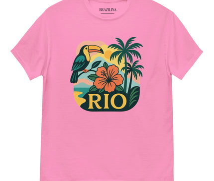 T-shirt rose vibrant avec un design tropical illustrant un toucan, une fleur d'hibiscus orange, des palmiers et le mot 'Rio' en jaune. Ce motif évoque la biodiversité brésilienne, les plages de Rio de Janeiro et l'énergie exotique et festive du Brésil. Parfait pour une touche de style tropical.