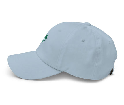Casquette bleue pastel avec un palmier vert brodé sur le côté, inspirée de l'énergie vibrante et des paysages tropicaux du Brésil. Accessoire décontracté, parfait pour un style exotique et raffiné, évoquant les plages paradisiaques et la chaleur de la culture brésilienne.