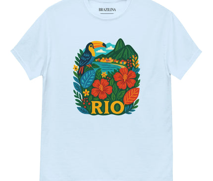 T-shirt blanc inspiré du Brésil, décoré d’un imprimé coloré représentant un toucan perché entouré de fleurs tropicales rouges, de feuillages verts et des montagnes emblématiques de Rio de Janeiro en arrière-plan. Le mot 'RIO' est inscrit en jaune en bas du design, reflétant la nature exotique et l’énergie vibrante de la culture brésilienne.