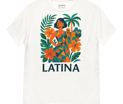 T-shirt blanc au design vibrant inspiré du Brésil, avec une illustration colorée d'une femme dans un décor tropical composé de feuilles, palmiers et fleurs orange, évoquant les paysages et la culture brésilienne, et le mot 'LATINA' inscrit en dessous.