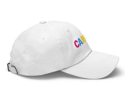 Casquette blanche Carioca inspirée de la culture de Rio de Janeiro, avec un design moderne et décontracté. Inscription colorée 'Carioca' célébrant le mode de vie brésilien, parfait pour un style vibrant et festif.