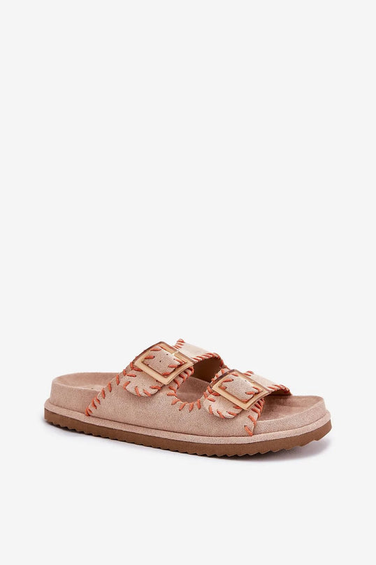 Sandales artisanales brésiliennes avec deux boucles et coutures apparentes, confectionnées dans un style naturel et élégant inspiré des traditions locales, parfaites pour des promenades sur la plage ou des sorties en ville.