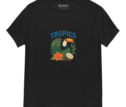T-shirt noir design tropical avec motifs brésiliens incluant un toucan coloré, des feuilles exotiques, une fleur tropicale orange et une moitié de coco, accompagné du mot 'TROPICS' en bleu, inspiré de la culture et de la nature du Brésil.