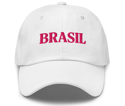 Casquette blanche avec l'inscription 'Brasil' en lettres rose vif, inspirée de l'énergie vibrante et de la culture accueillante du Brésil, parfaite pour afficher votre passion pour le style brésilien et l'ambiance festive.